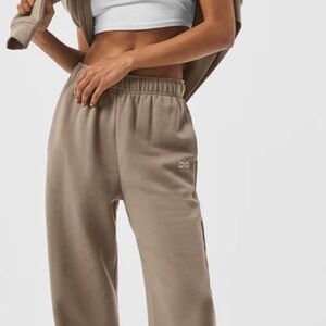Alo Accolade Sweatpant in gravel